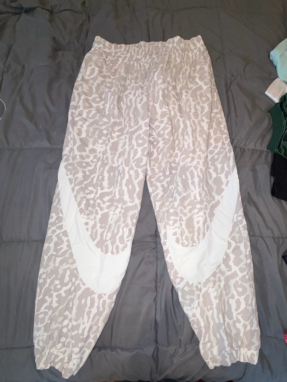 NWT Nike Sportswear Woven Printed Pants Women’s M College Grey/Sail Oversized - Picture 1 of 9